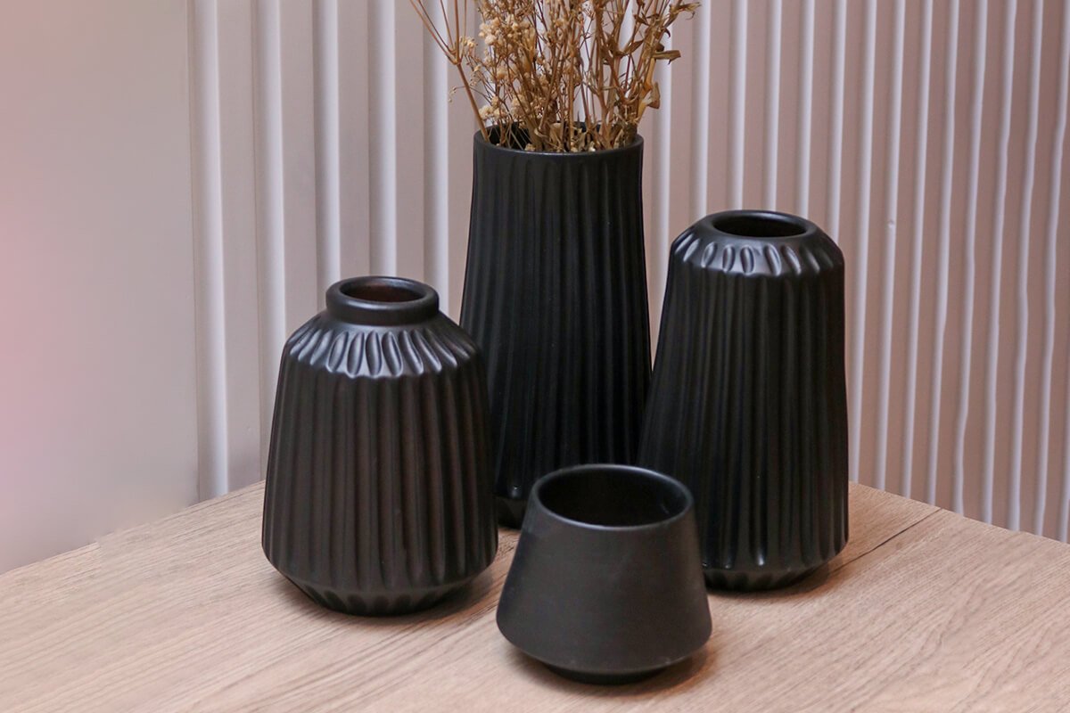 4-vases-noirs