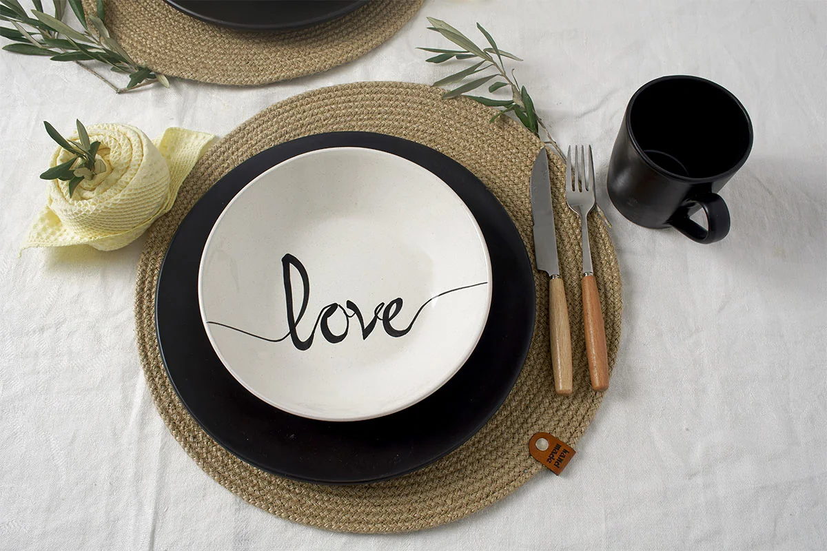 Service à table 8 pièces pour 2 personnes en poterie, motif Love noir et blanc. Assiettes, bols et mugs inclus. Livraison 48h en Tunisie.