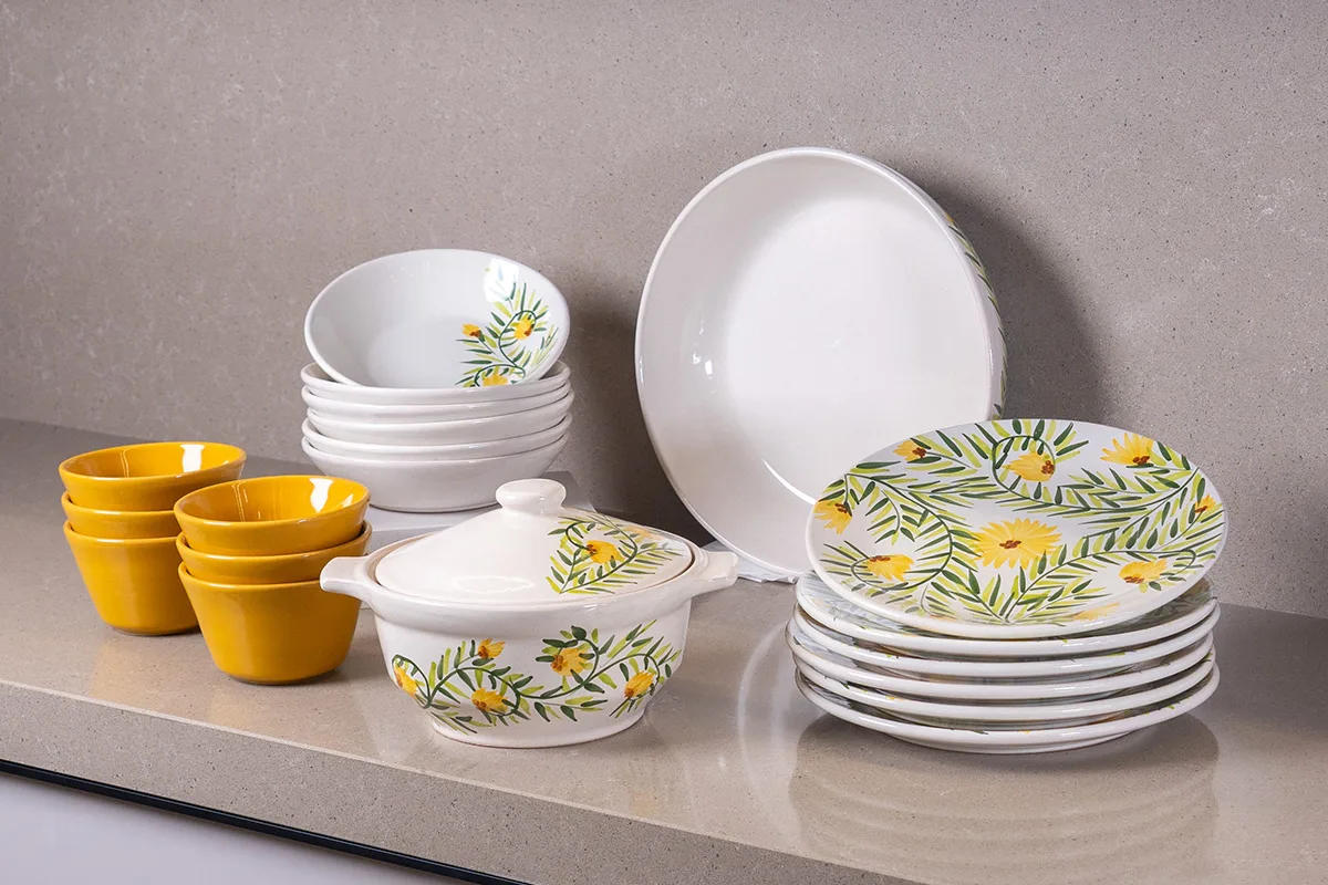Service à table 21 pièces en poterie fait main, motif tournesol sur fond blanc. Assiettes, bols, soupière et grand plat inclus. Livraison 48h en Tunisie.
