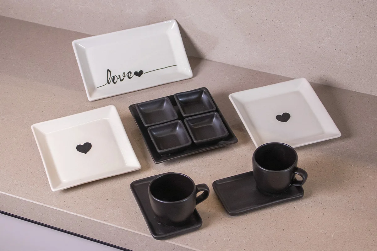 service en céramique avec motif amour