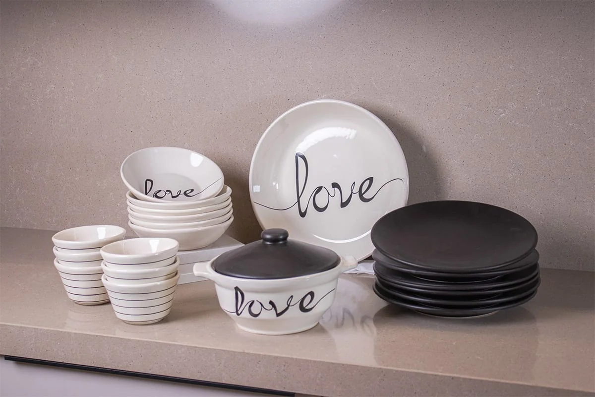 Service à table 21 pièces en poterie, motif Love noir et blanc. Assiettes, bols, soupière et grand plat à couscous. Livraison 48h en Tunisie.