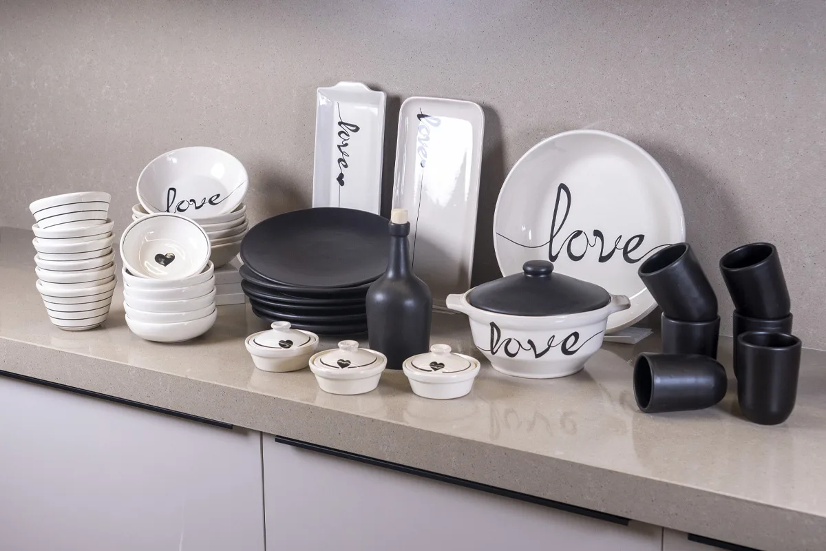 Service à table 42 pièces en poterie, motif Love noir et blanc. Assiettes, bols, soupière, plat à couscous, tajines, huilière & mugs. Livraison 48h en Tunisie.