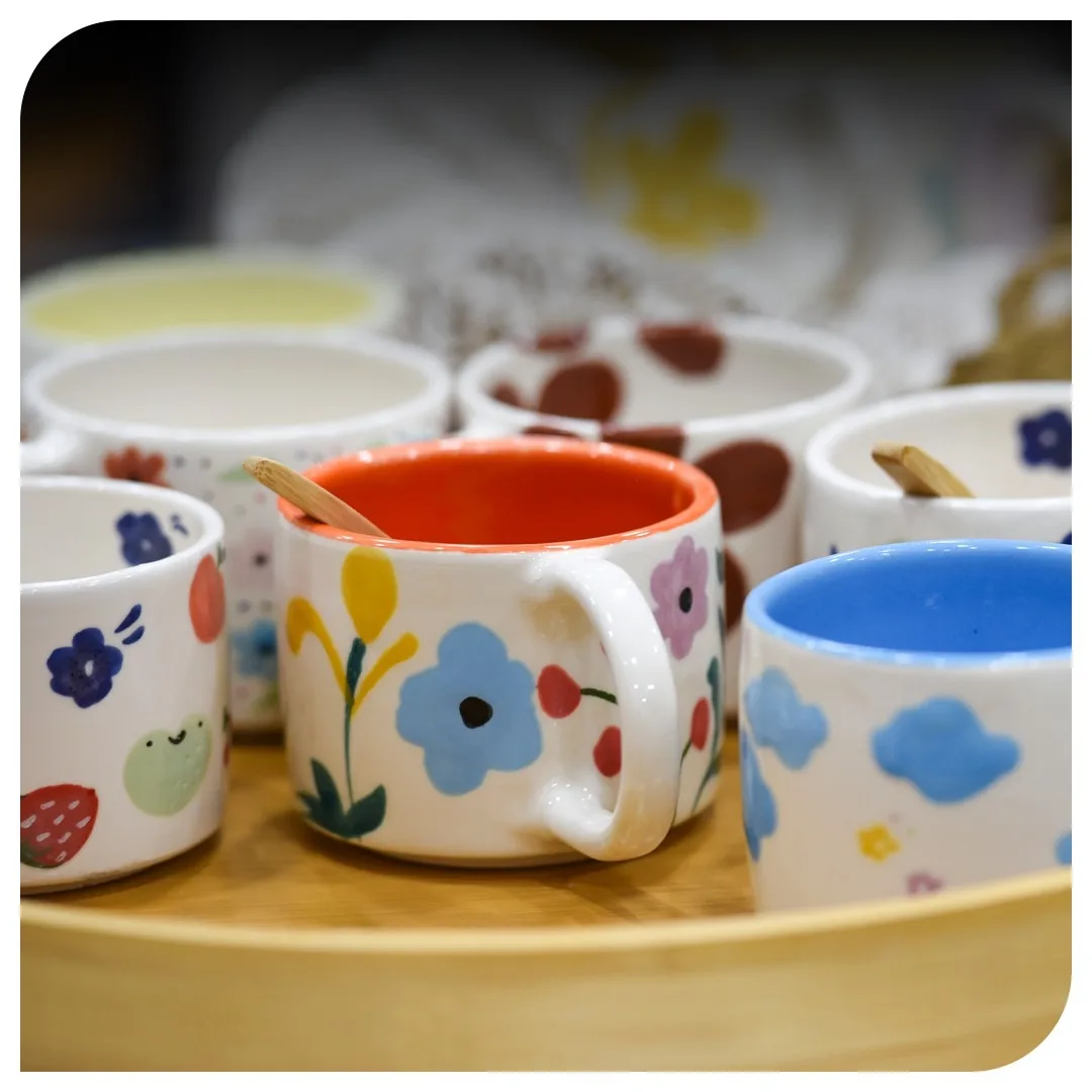 mugs en céramique dans showroom ceramica+.jpg